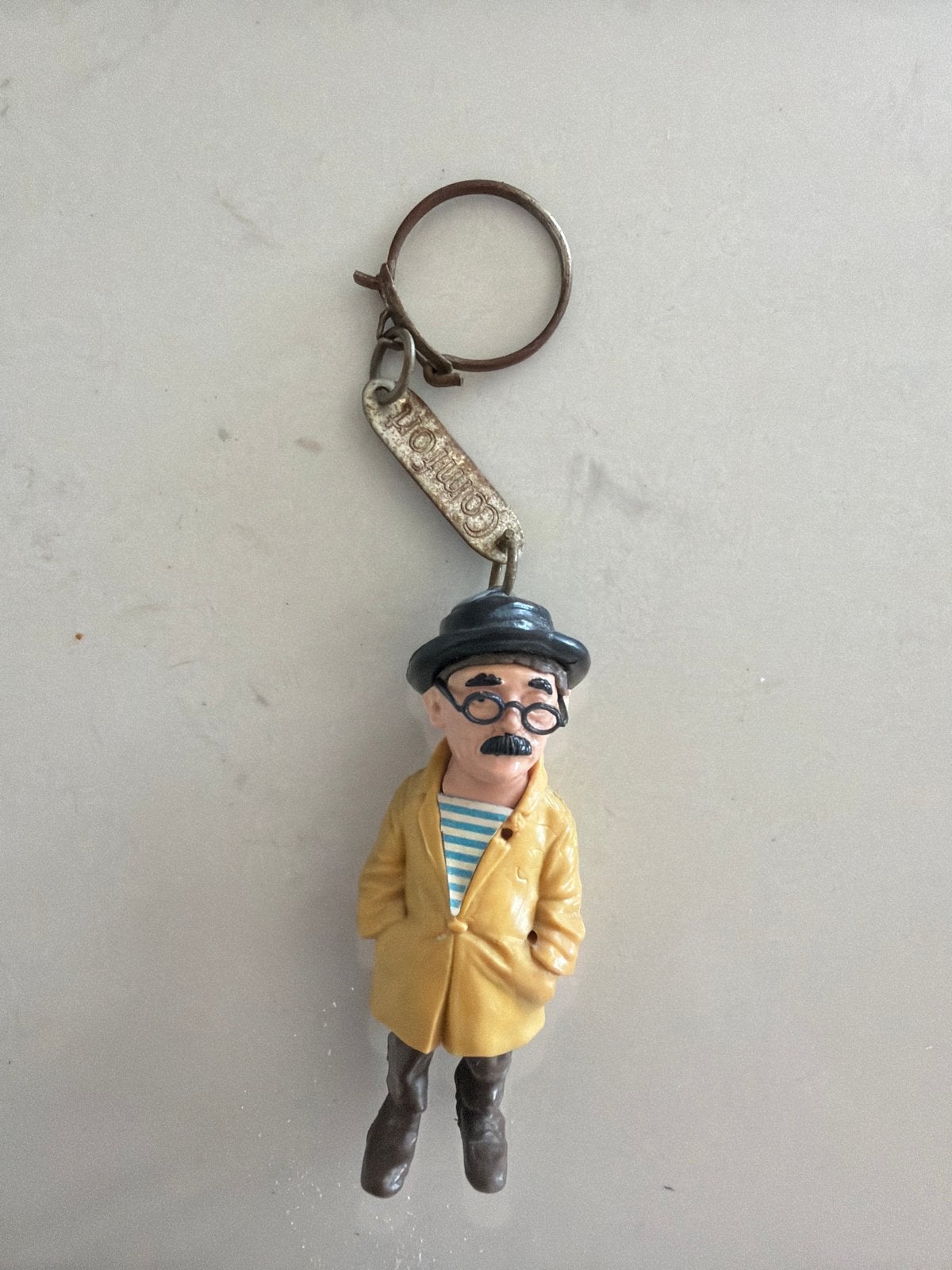 Vintage sleutelhanger mannetje met hoed en snor, Ophalen of Verzenden, Gebruikt, Knuffel of Figuurtje