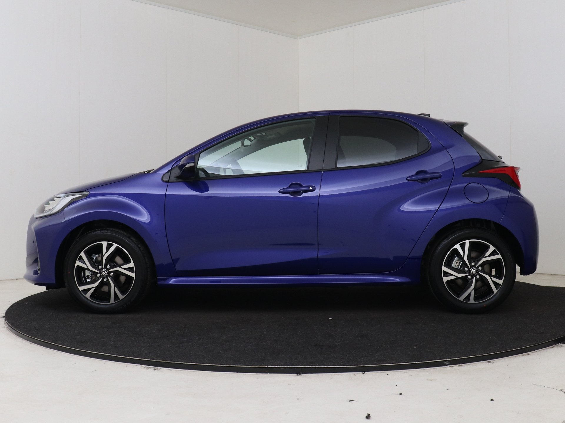 Toyota Yaris 1.5 Hybrid 115 Dynamic (bj 2025, automaat), Auto's, 12 maanden, Automatische klimaatregeling, Blauw, Bedrijf