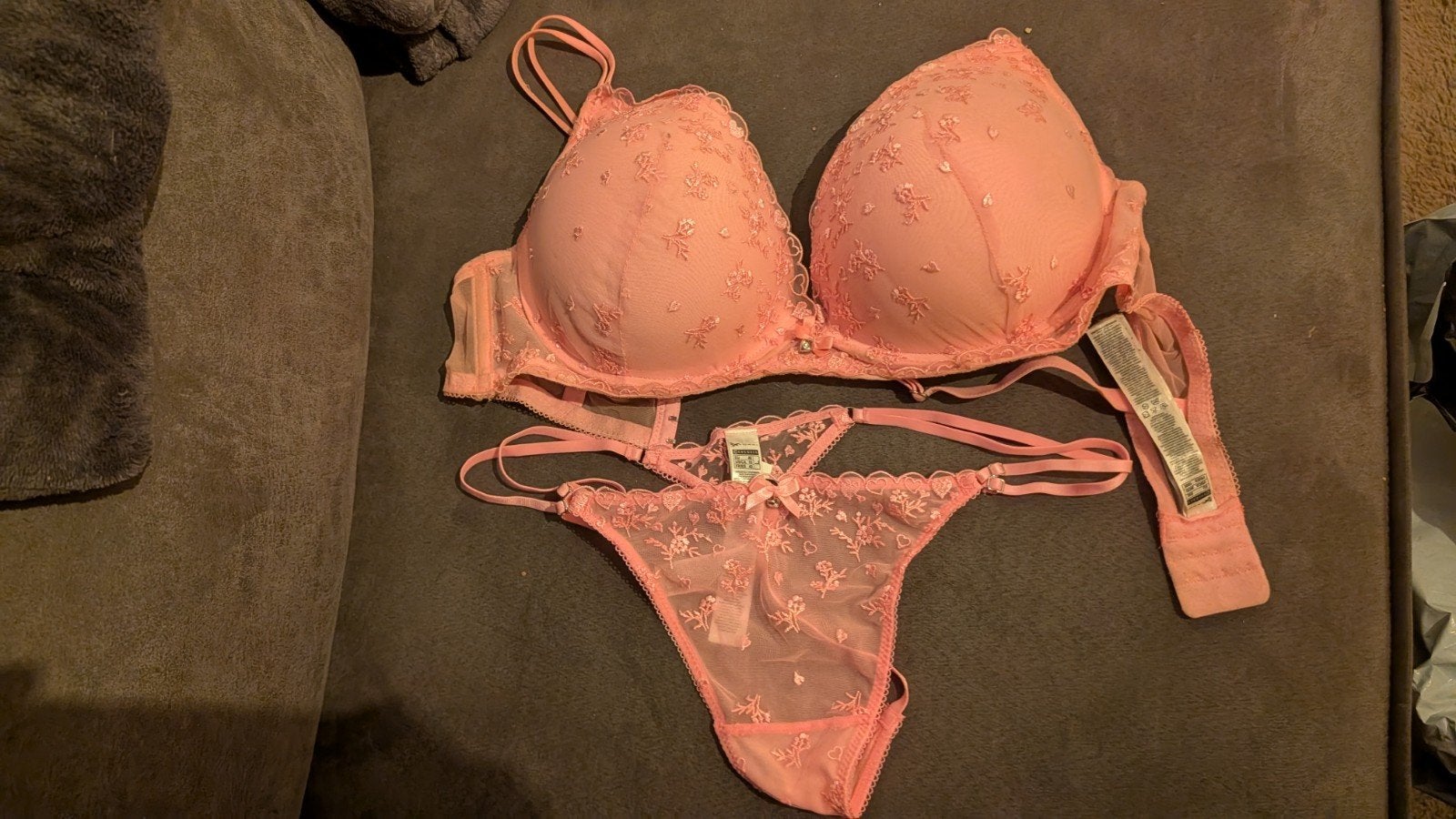Roze BH 85E + String L - Setje, Kleding | Dames, Ondergoed en Lingerie, Verzenden, Roze, Setje