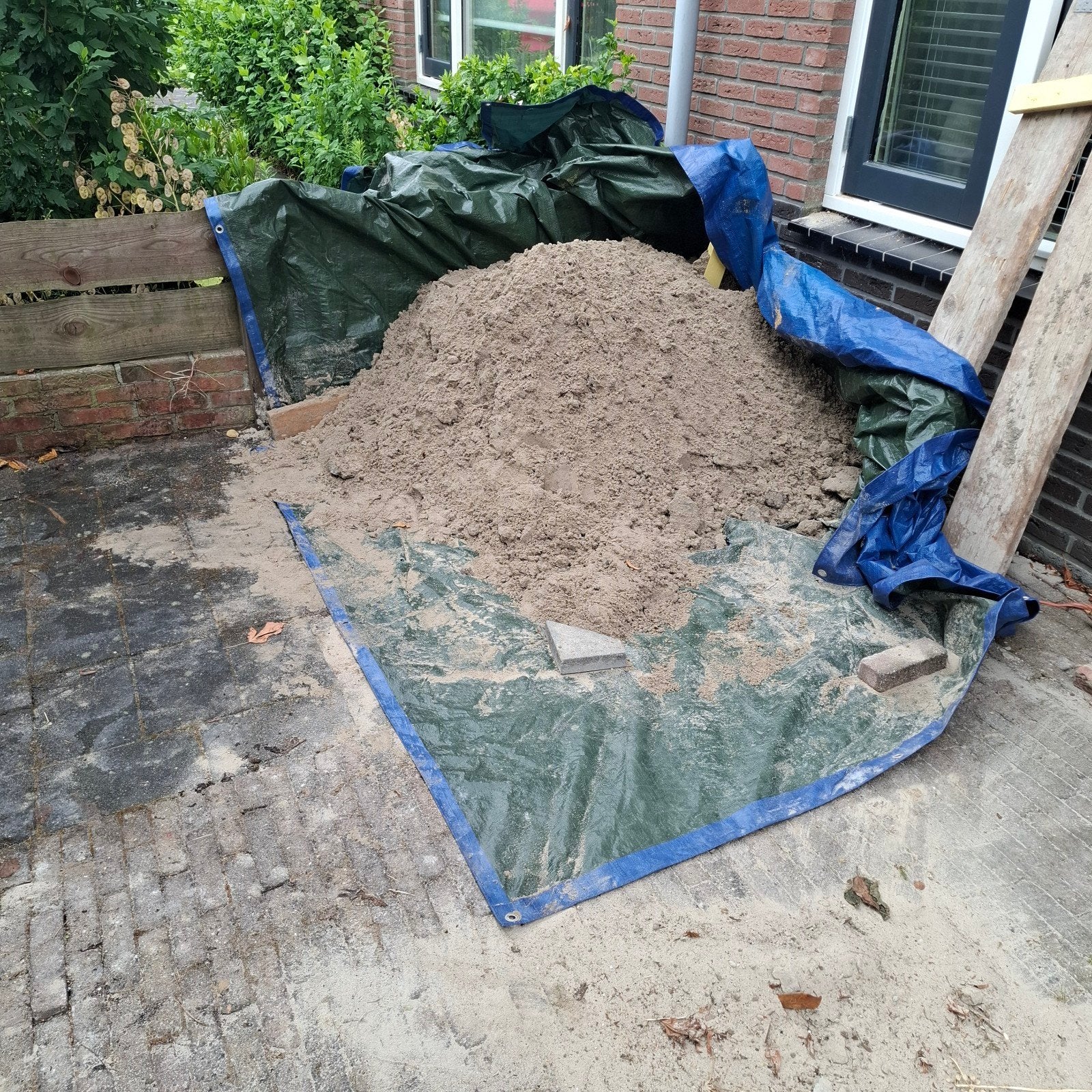 Schoon zand, iets minder dan 1 kuub, Ophalen, Gebruikt, Ophoogzand