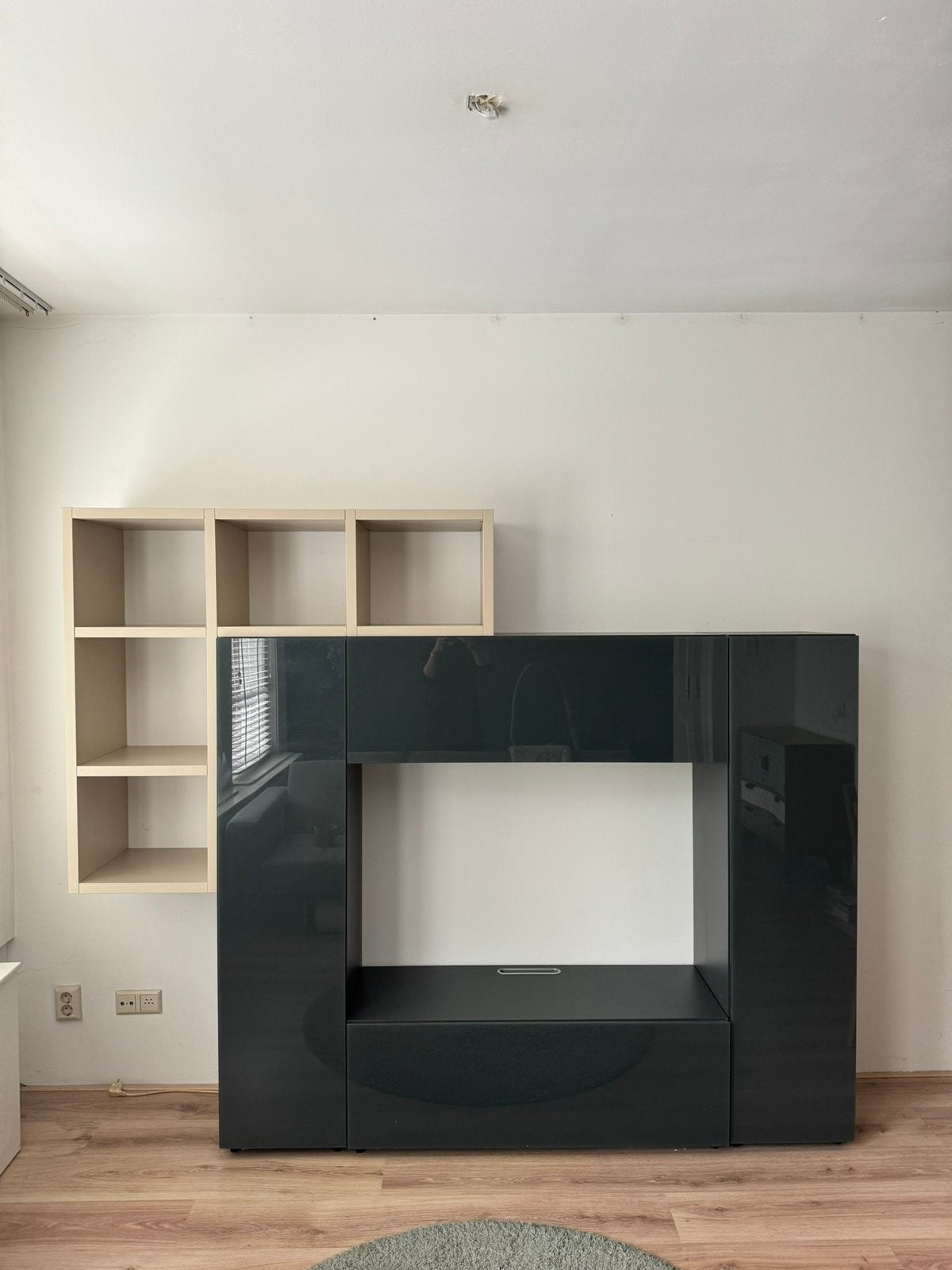Beige/grijs iSassi wandkast glazen deuren, Huis en Inrichting, Kasten | Wandmeubels, Ophalen, Gebruikt, Met deur(en), 150 tot 200 cm