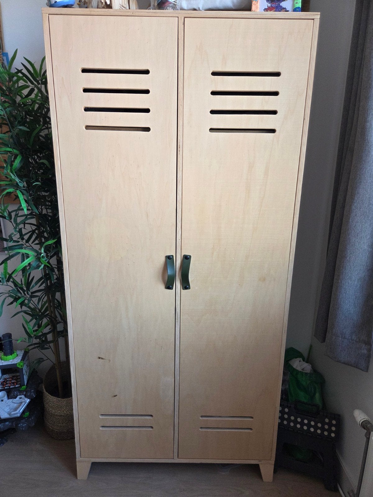 Houten kledingkast met legplanken en hangruimte, Met deur(en), Gebruikt, Modern, Scandinavisch, 150 tot 200 cm