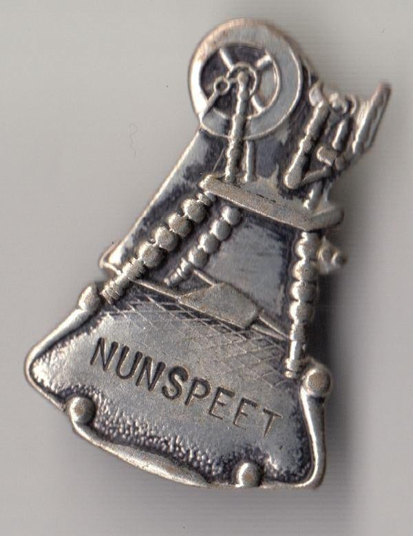 Nunspeet Spinnewiel broche, Gebruikt, Niet vindbaar, Niet vindbaar, Speldje of Pin