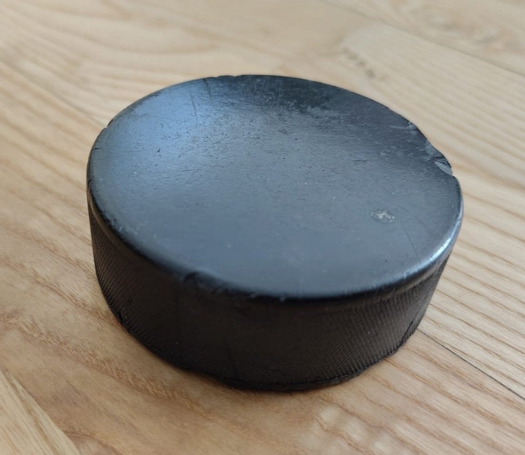 IJshockey puck zwart, Sport en Fitness, IJshockey, Ophalen of Verzenden, Gebruikt, Puck