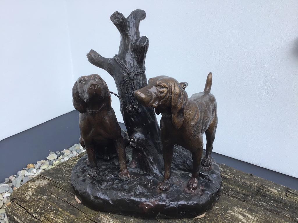 Bronzen sculptuur - honden bij boom - gesigneerd Johnson, Antiek en Kunst, Kunst | Beelden en Houtsnijwerken, Ophalen of Verzenden