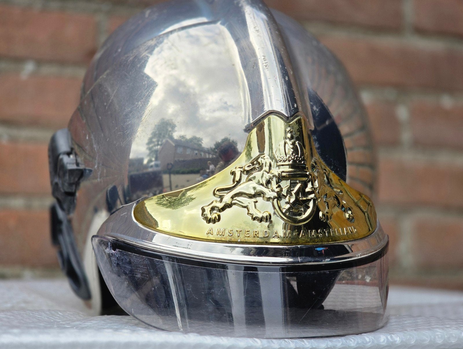 brandweerhelm brandweer MSA F1SF Nederland Amsterdam, Verzamelen, Ophalen of Verzenden, Landmacht, Nederland, Embleem of Badge