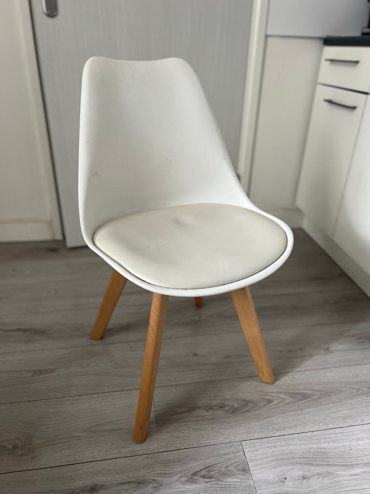 Witte stoel met houten poten en zacht kussen, Ophalen, Gebruikt, Wit, Hout
