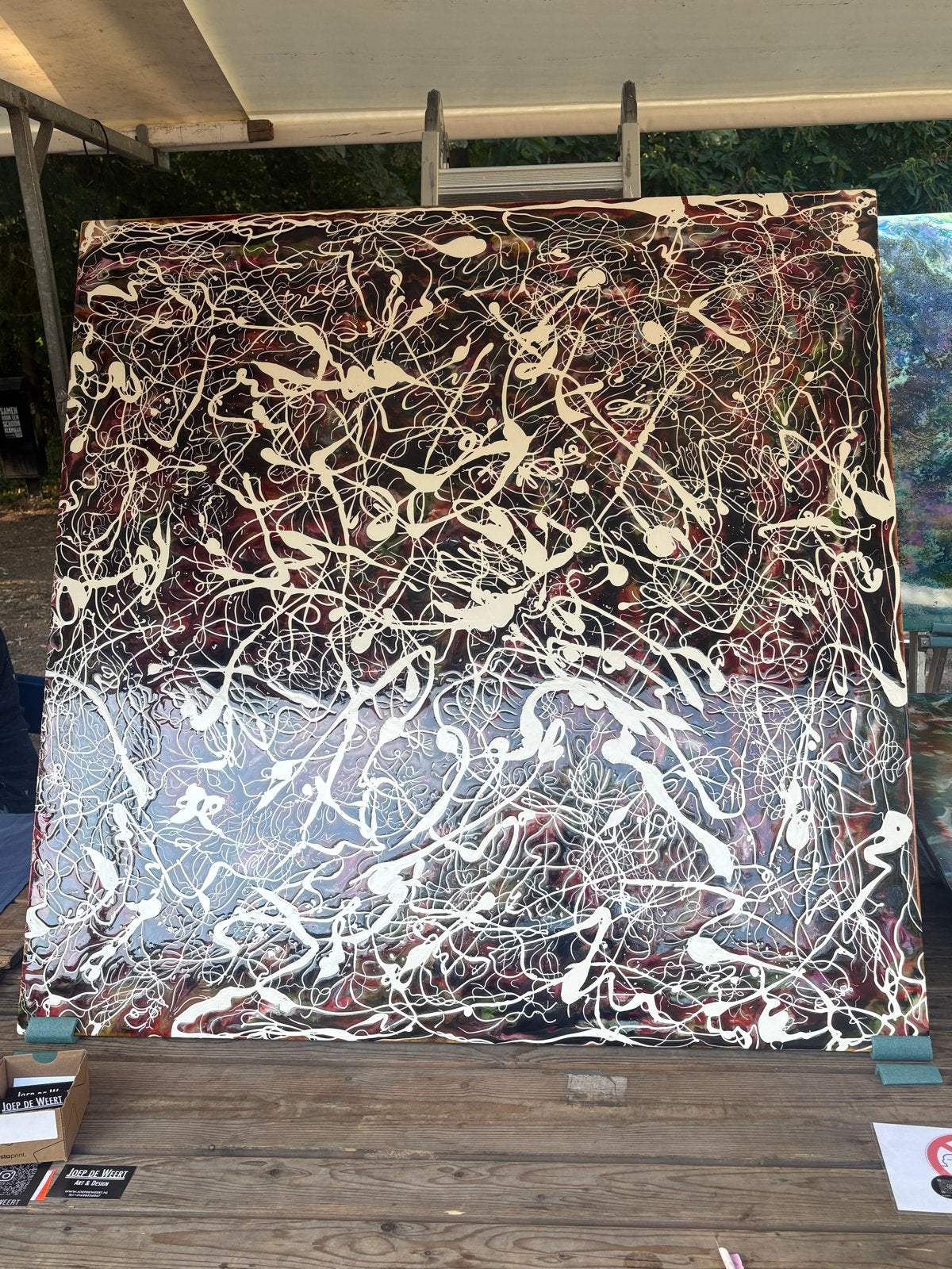 Abstracte expressie: Wit op donker canvas, Abstract, Acrylverf, Overige materialen, Gelakt/vernis
