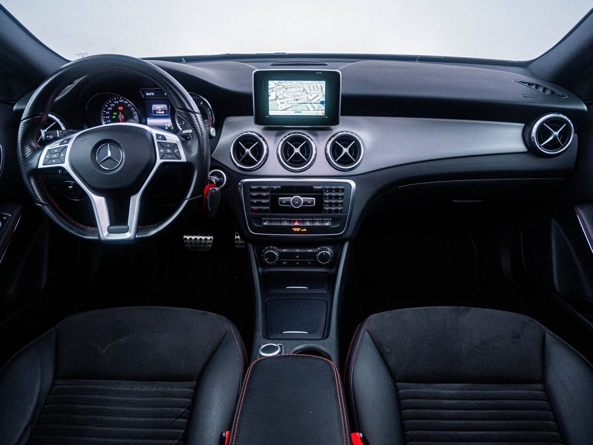 Mercedes-Benz GLA-klasse 180 Ambition 'Automaat' Pano|Cruise, Auto's, Gebruikt, 4 cilinders, 715 kg, 1335 kg