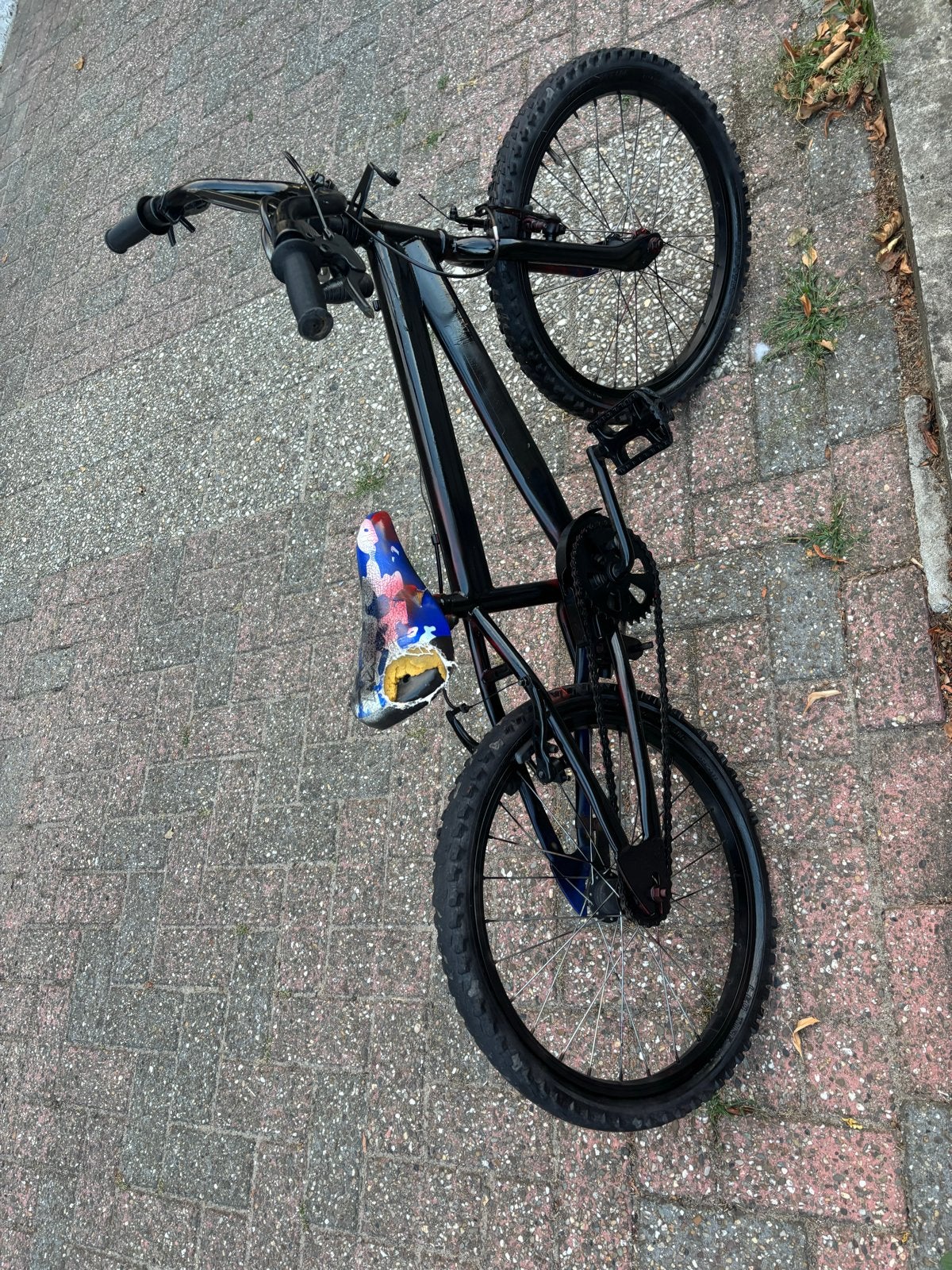 Zwarte kinderfiets met lekke achterband en stroeve rem, Fietsen en Brommers, Fietsen | Kinderfietsjes, Ophalen of Verzenden, Gebruikt