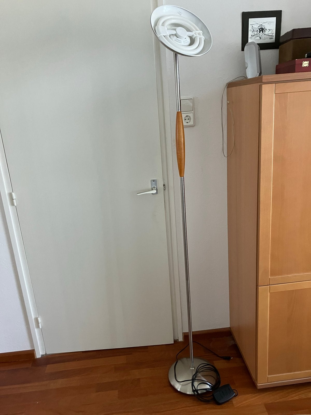 Moderne vloerlamp met houten accent en energiezuinige lamp, Ophalen, Gebruikt, Overige fittingen, Metaal