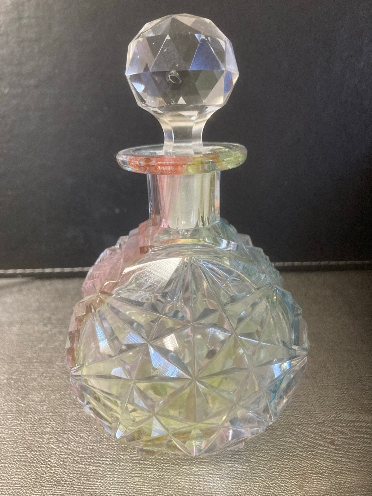 Oud gekleurd karafje met facet geslepen stop, 14 cm hoog, Ophalen of Verzenden