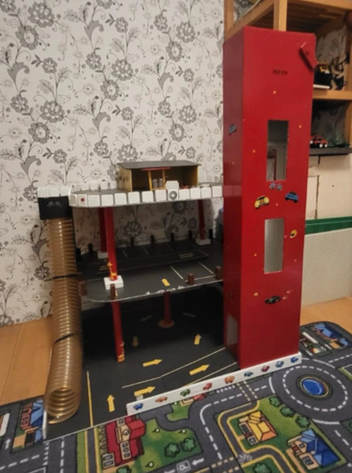 Houten parkeergarage met spiraal en lift, Ophalen, Gebruikt