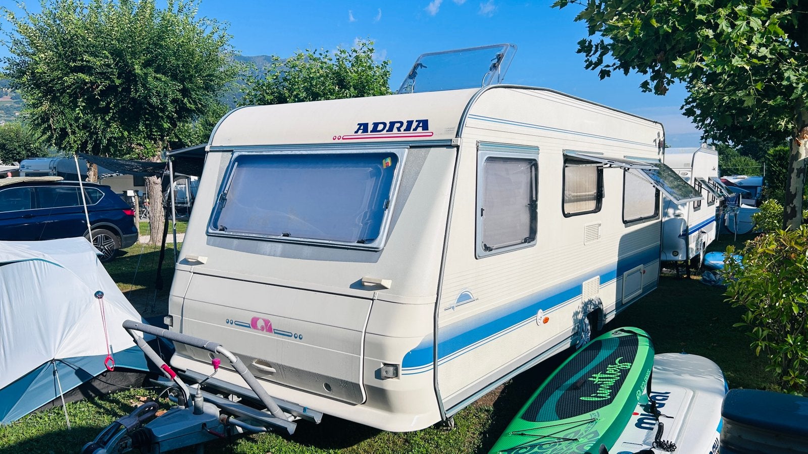 Adria Unica 502 UP uit 2003 - Ruime en complete caravan, Vast bed, Rondzit, 750 - 1000 kg, Particulier