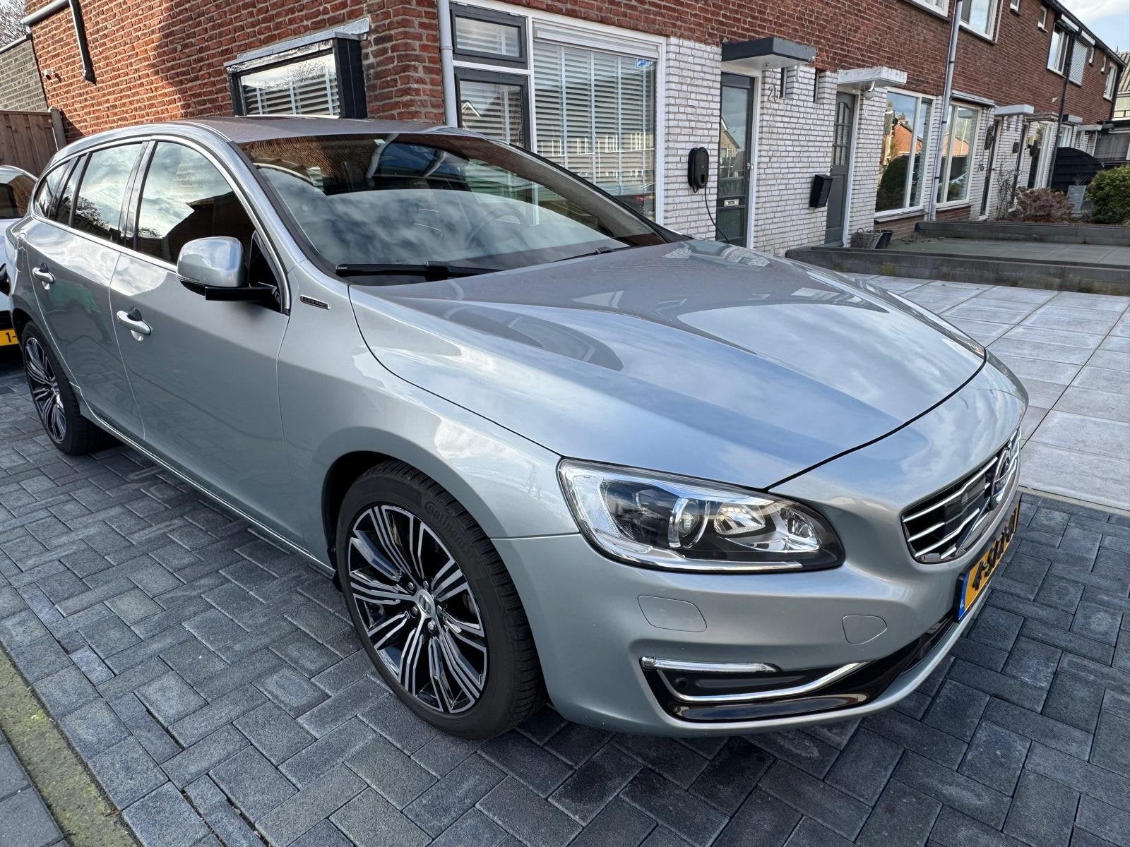 Volvo V60 D6 215pk Plug-in Hybrid 2013 Grijs, Auto's, Volvo, 1800 kg, Zwart, Vierwielaandrijving, Particulier