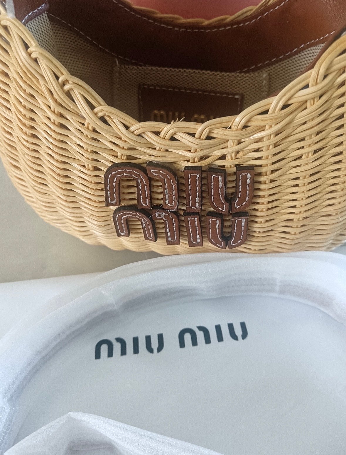 MIU MIU Zomerse rotan/riet-look handtas, Sieraden, Tassen en Uiterlijk, Tassen | Damestassen, Ophalen of Verzenden, Zo goed als nieuw