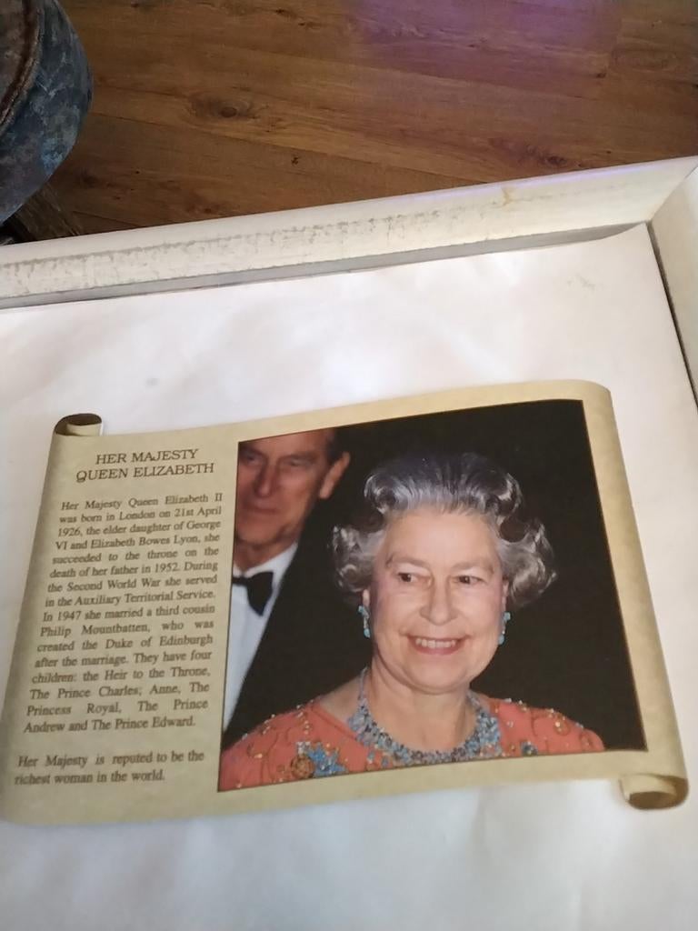 HER MAJESTY QUEEN ELIZABETH, Ophalen of Verzenden, Sterren en Beroemdheden