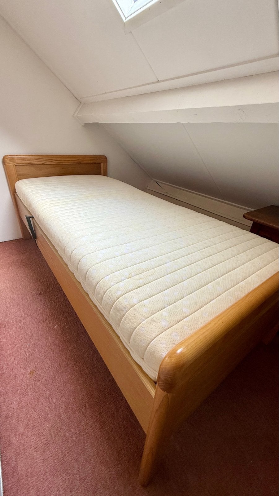 Eenpersoonsbed 90x200 met elektrische lattenbodem – €25, Ophalen, 90 cm, Eenpersoons, Wit