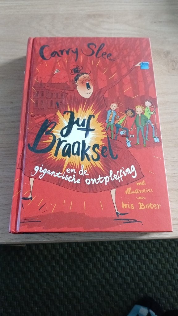 Juf Braaksel en de gigantische ontploffing, Ophalen of Verzenden, Zo goed als nieuw, Carry Slee, Fictie