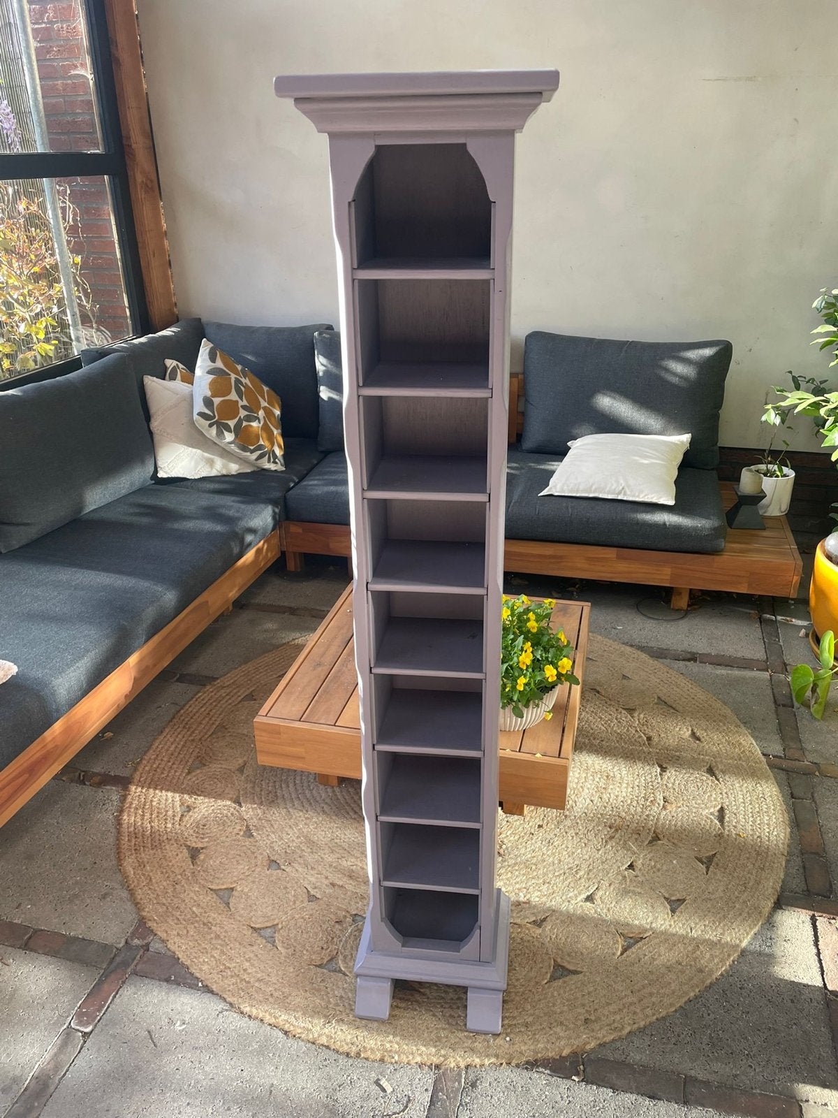 Gratis, Hoge smalle kast met planken - lila / cd kastje, Ophalen, Met plank(en), Minder dan 50 cm, Gebruikt