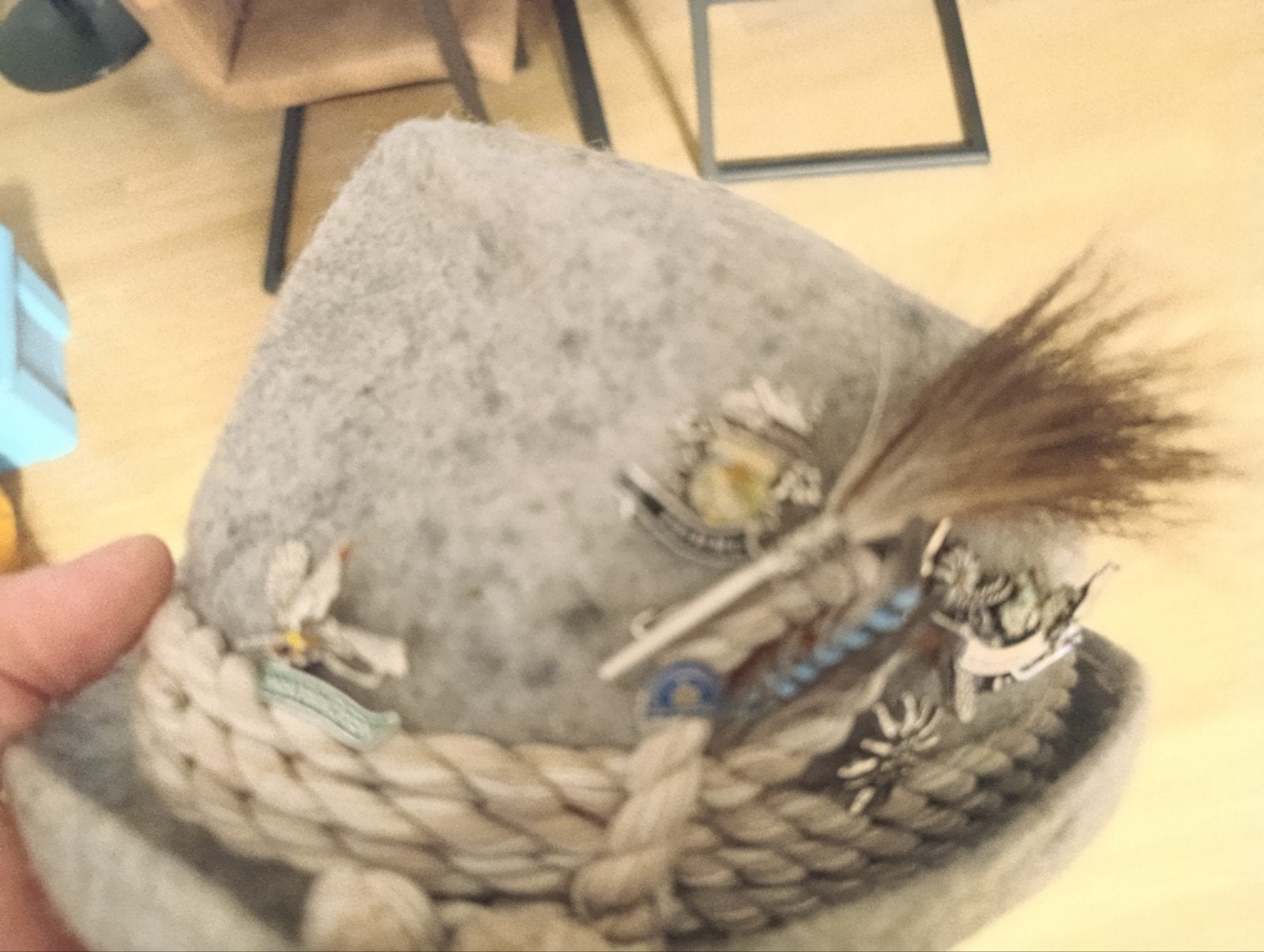 Prachtig Antiek Jagershoedje met Emblemen en Veer, Ophalen of Verzenden