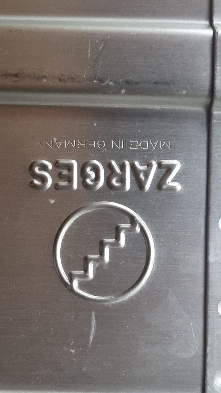 aluminium kratten Zarges, Ophalen