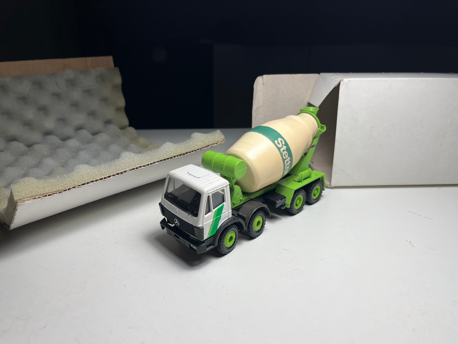 Conrad - Mercedes-Benz Stetter Cement Truck - Schaal 1:50, Verzenden, Zo goed als nieuw, Bus of Vrachtwagen, Conrad