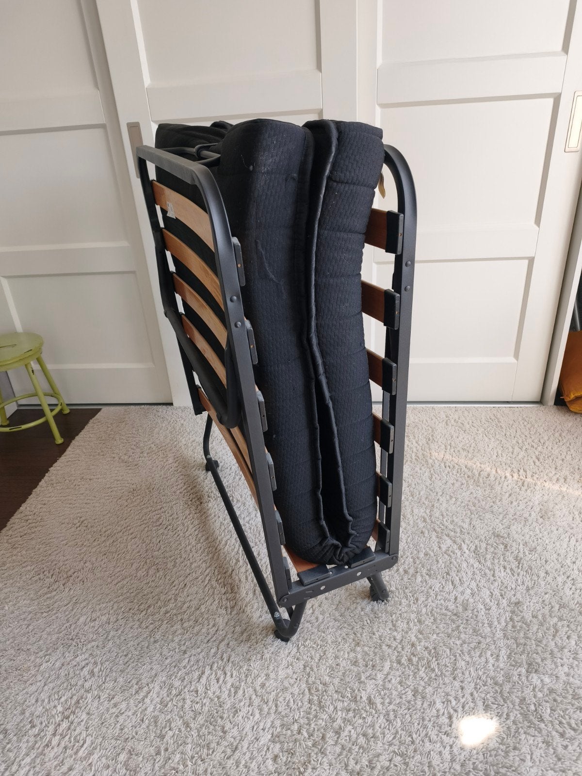 JYSK opklapbed met matras - Zo goed als nieuw, Ophalen, Verstelbaar, Eenpersoons, Zwart