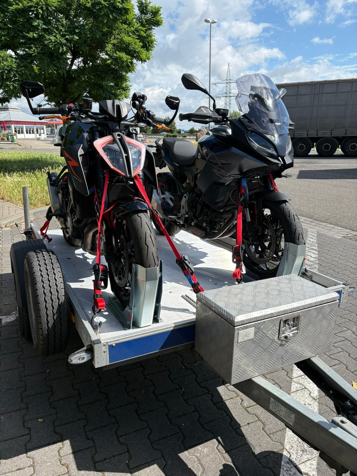 motortrailer / motoraanhanger geremd te huur Tempo-100, Aanhangwagen