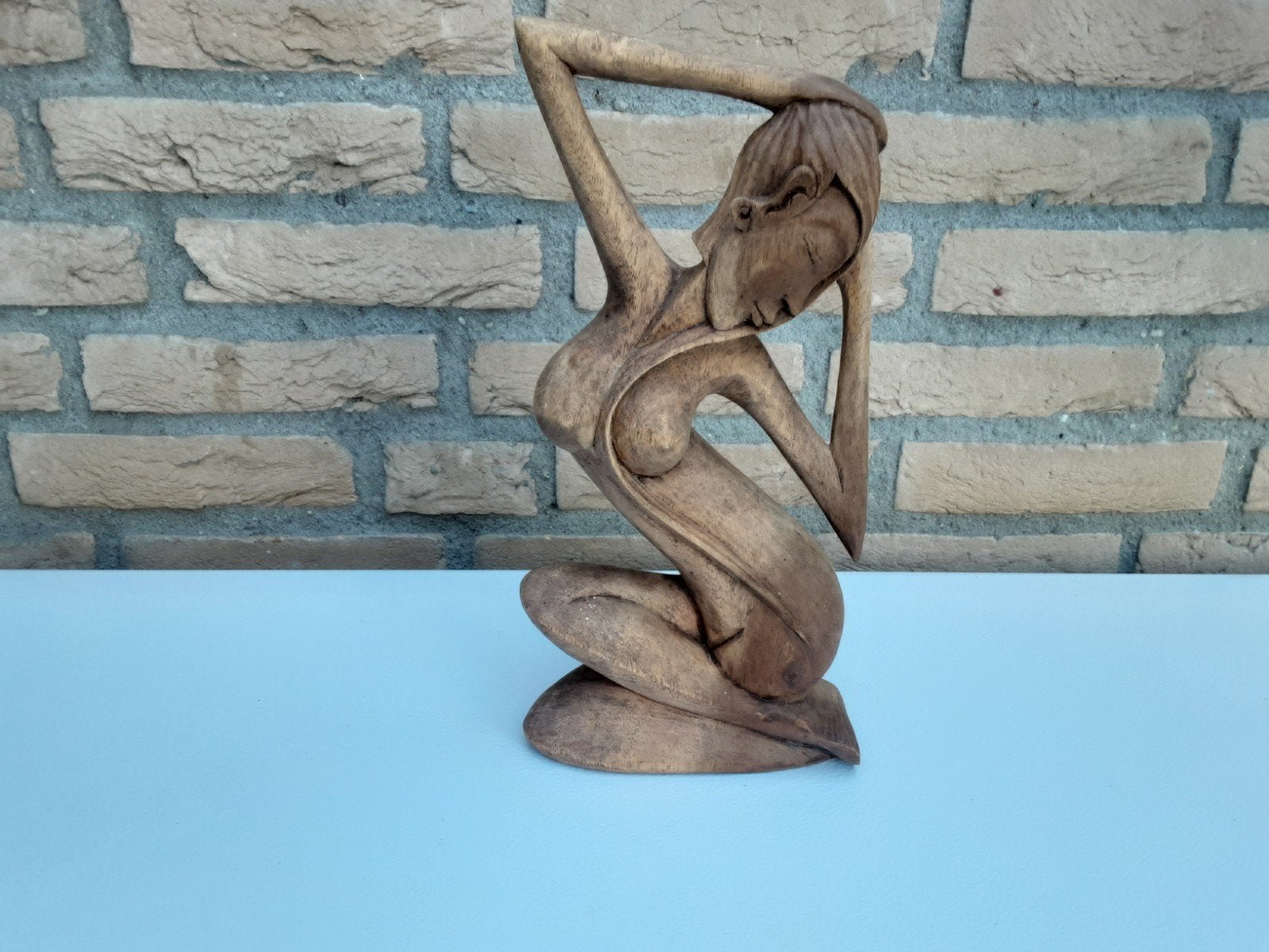 Houtsnijwerk van een Vrouw in Sierlijke Pose, Antiek en Kunst, Houtsnijwerk, Ophalen of Verzenden, Handgemaakt, 20 - 50 cm