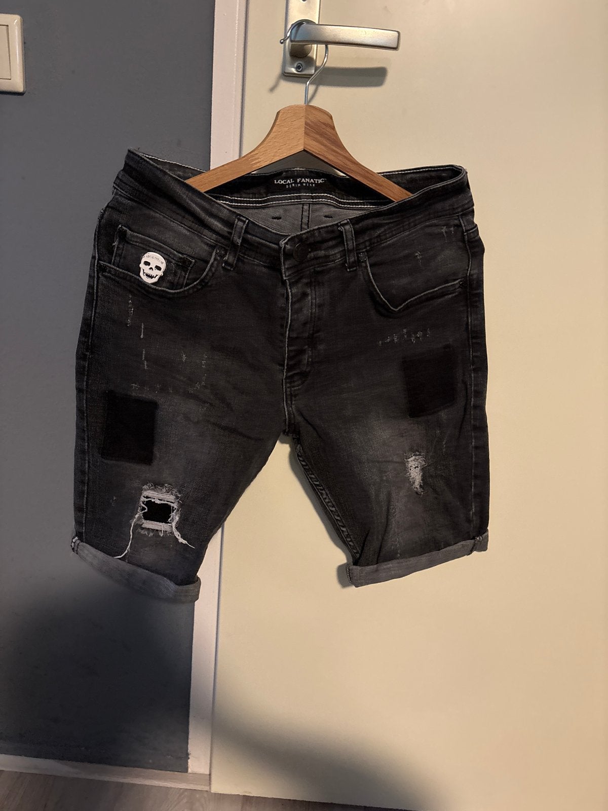 Local Fanatic Jeans Short met Doodskop Patch - Zwart, Kleding | Heren, Ophalen of Verzenden, Gedragen, Zwart, W32 (confectie 46) of kleiner