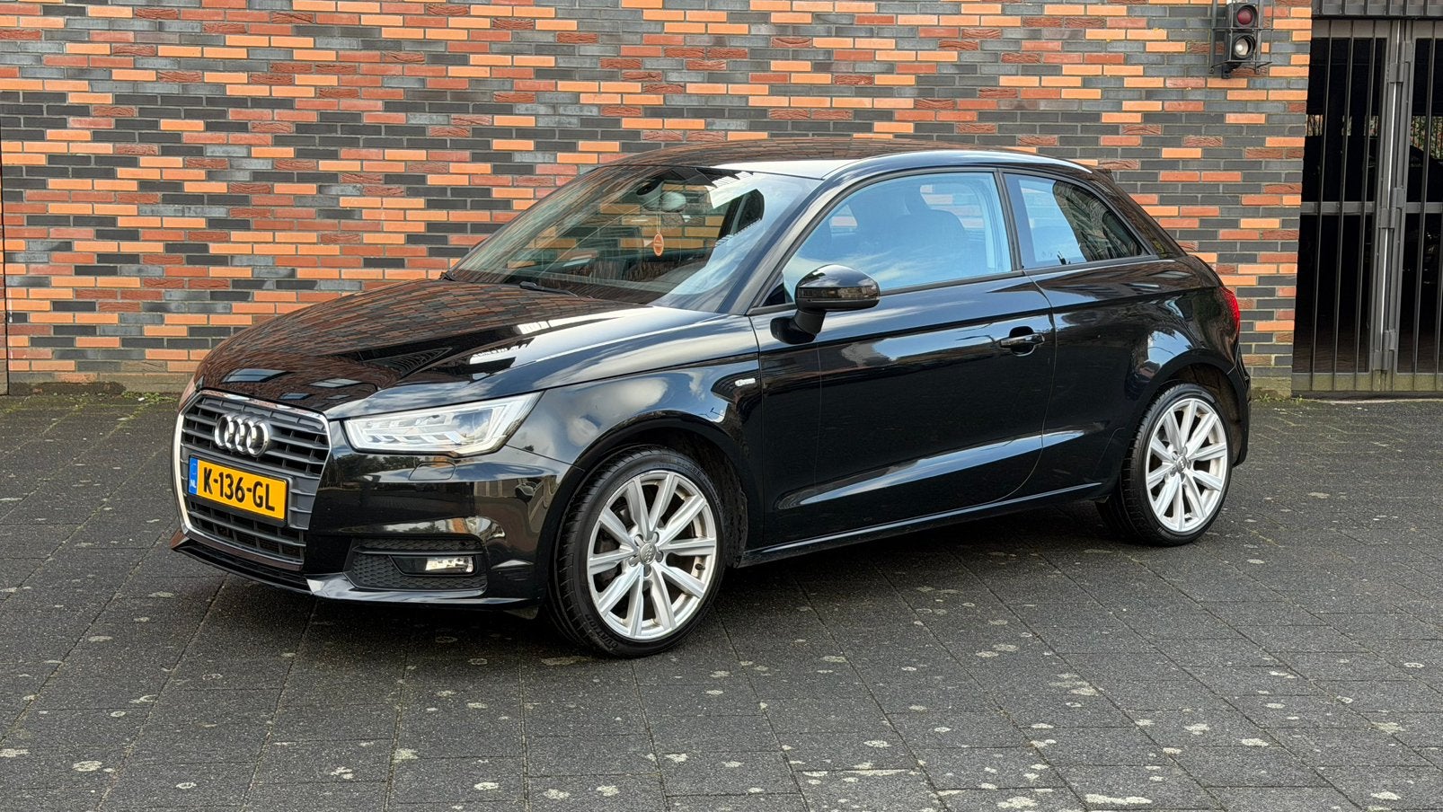 Audi A1 Sportback 1.0 TFSI S-LINE NAFI/PDC/AIRCO/STOELVERWAR, Voorwielaandrijving, 95 pk, 4 stoelen, Leder en Stof