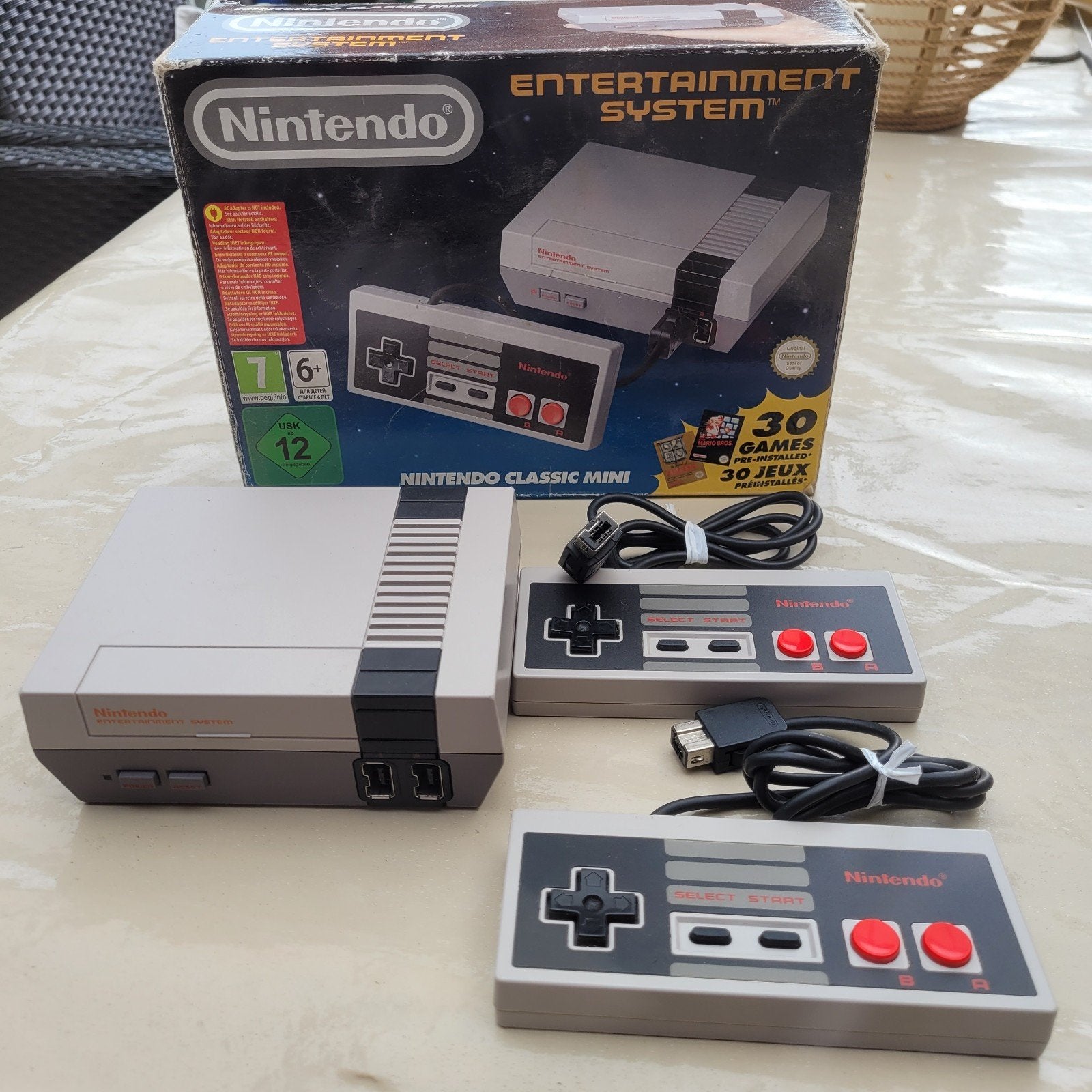 NES Classic. Nintendo, Spelcomputers en Games, Spelcomputers | Nintendo NES, Ophalen of Verzenden, Zo goed als nieuw, Met 2 controllers