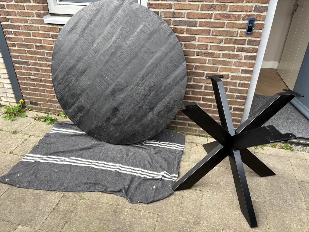 Zwarte ronde eettafel. Diameter 130 cm. Op stalen frame., Huis en Inrichting, Tafelonderdelen, Ophalen, Gebruikt, Rond, 100 tot 150 cm