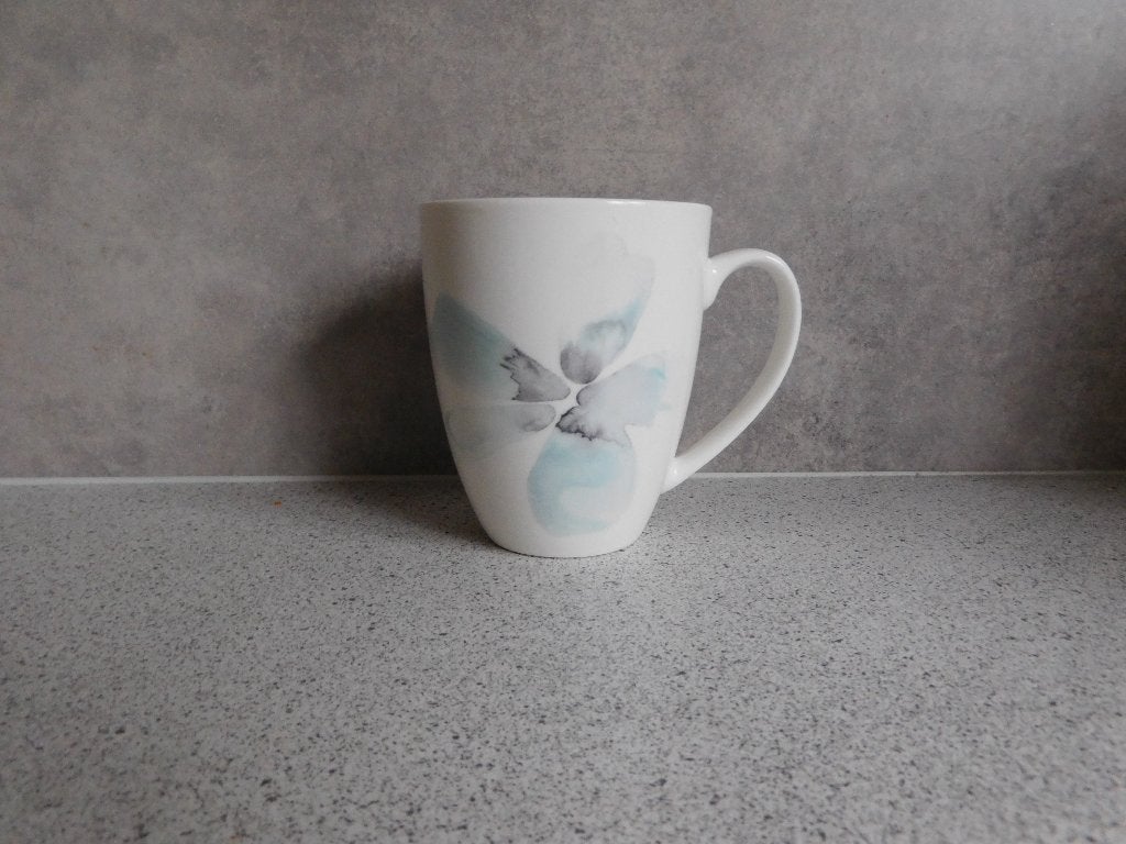 Mok 10x8,5 cm. New Bone China Lathyrus Margriet, Huis en Inrichting, Keuken | Servies, Ophalen of Verzenden, Zo goed als nieuw
