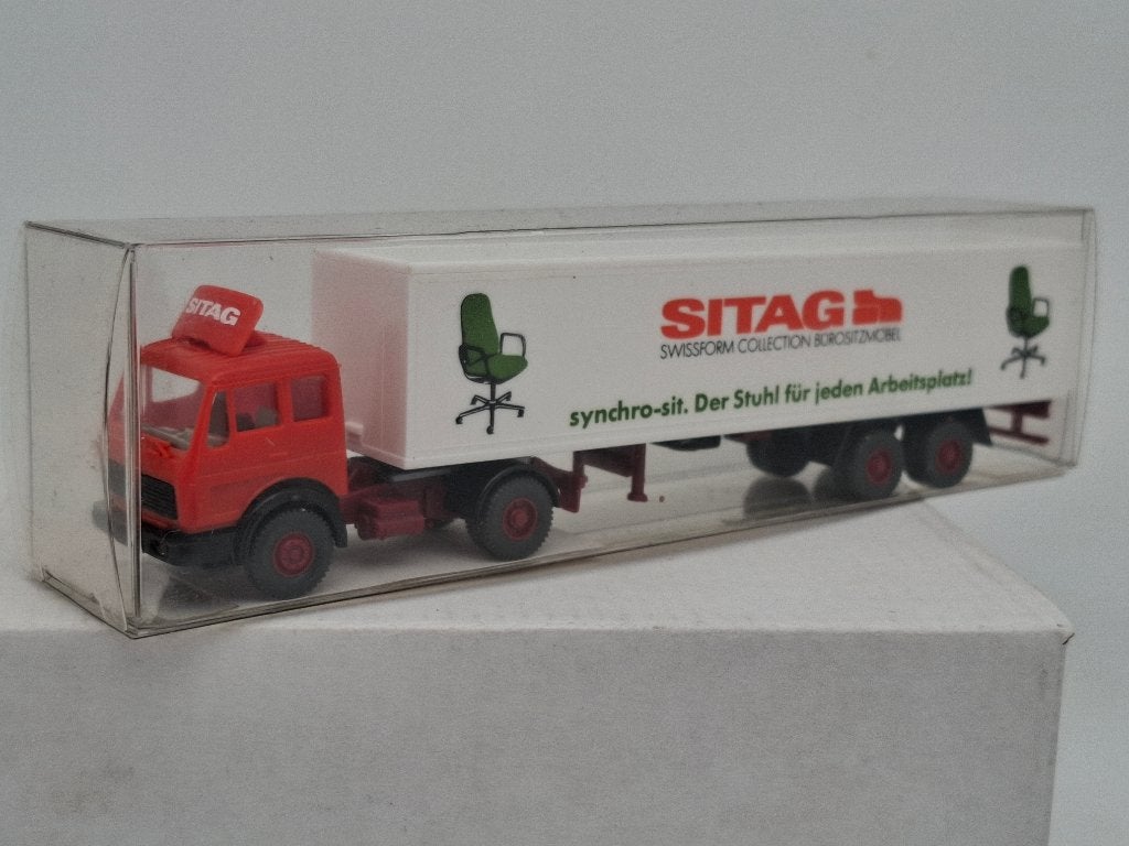Sitag Kantoormeubels Mercedes vrachtwagen - Wiking 1/87, Hobby en Vrije tijd, Modelauto's | 1:87, Zo goed als nieuw, Bus of Vrachtwagen