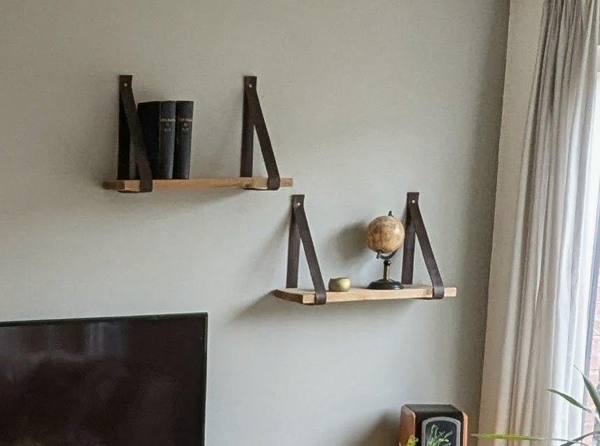 Set van 2 houten wandplanken met leren banden, Ophalen, Zo goed als nieuw