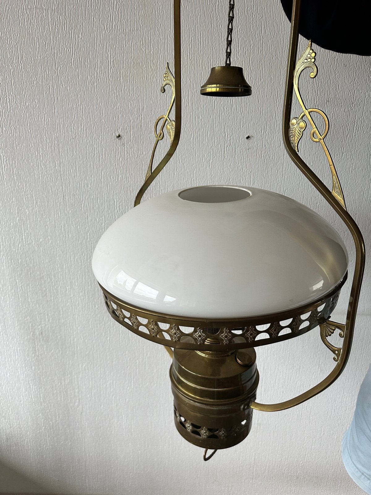 Antieke hanglamp met melkglas kap en messing details, Ophalen