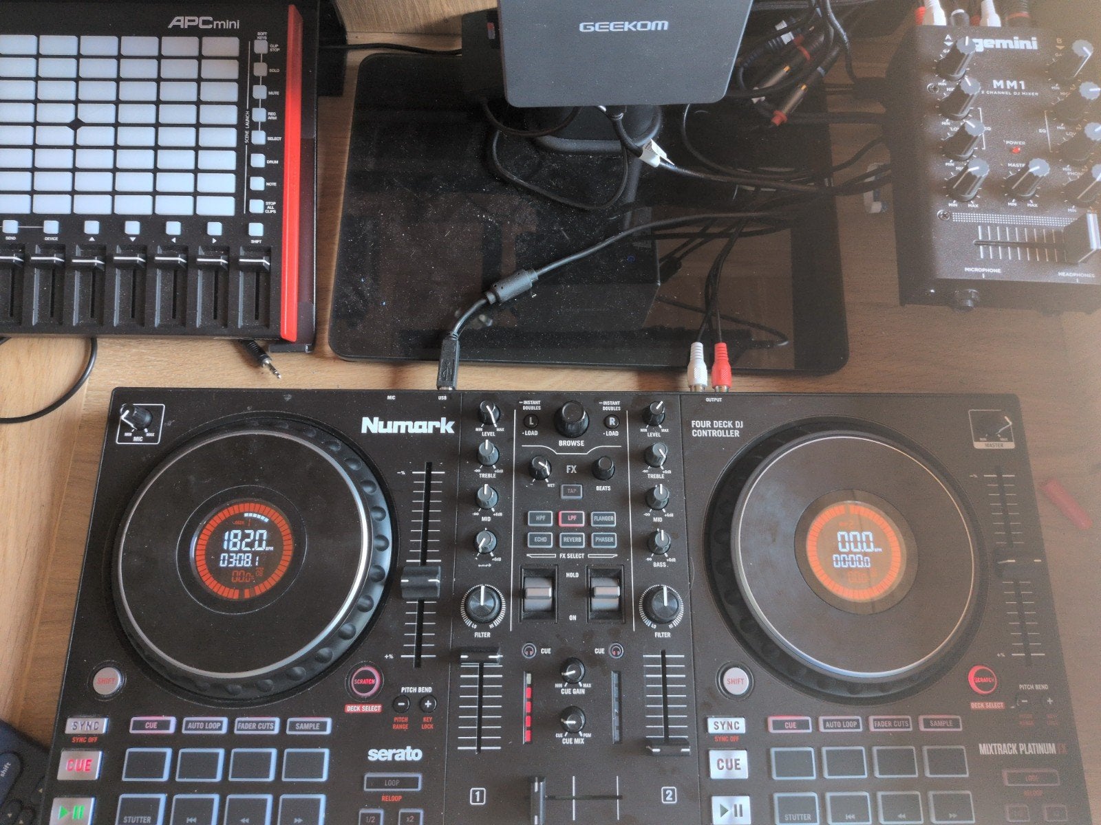 Numark Mixtrack Platinum DJ Controller met deck saver, Ophalen of Verzenden, Gebruikt, Dj-set, Numark