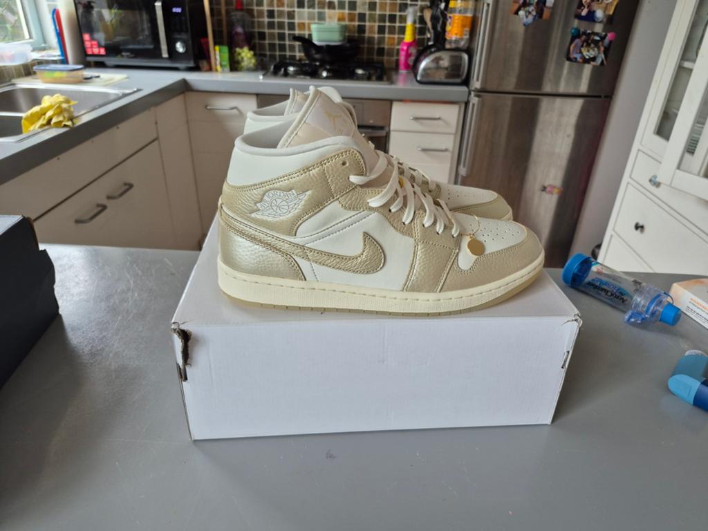 Nike Air Jordan 1 Mid Pale Ivory Gold Metallic (US11.5W), Overige kleuren, Nieuw, Ophalen of Verzenden, Sneakers of Gympen