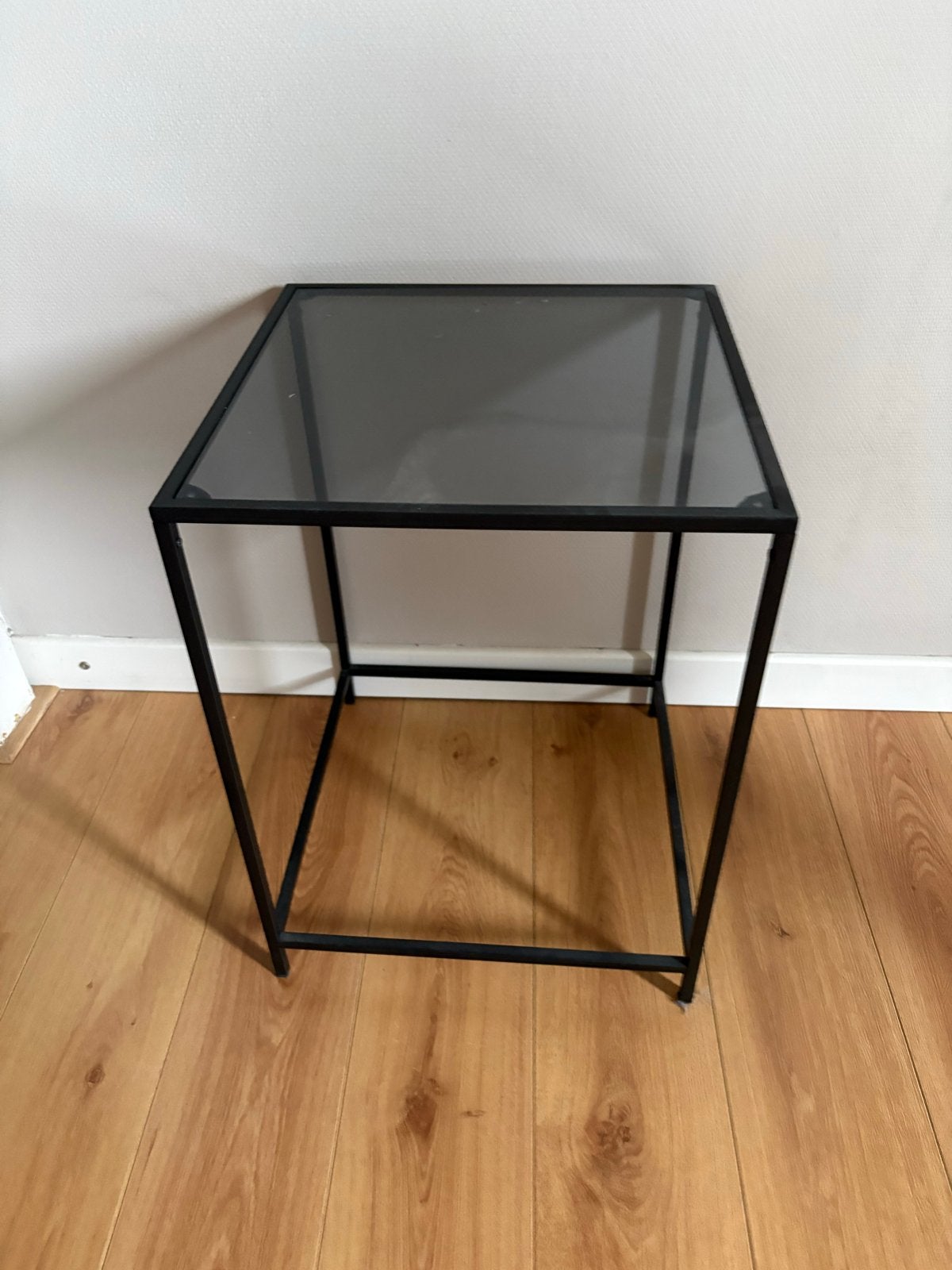 Zwart metalen bijzettafel met glazen blad, Minder dan 55 cm, Gebruikt, Metaal of Aluminium, Vierkant