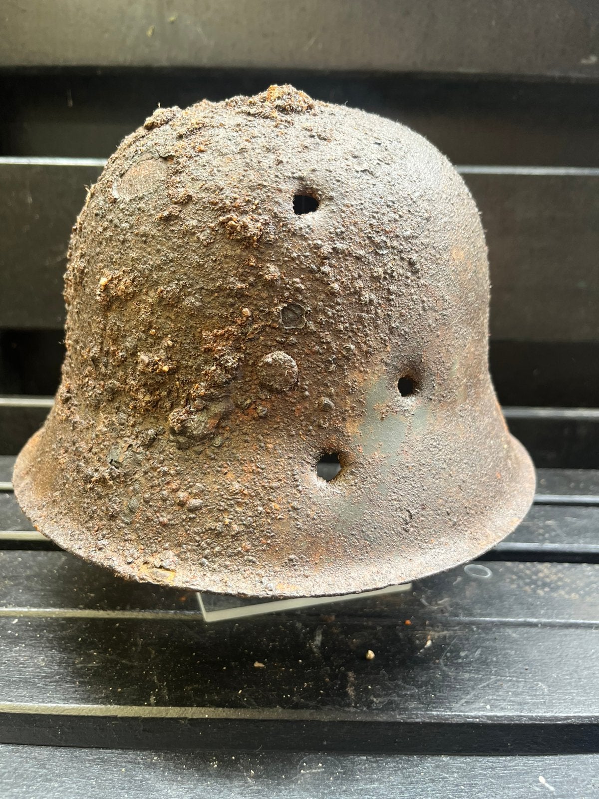 Duitse helm M42 battle damage, Ophalen of Verzenden, Duitsland, Helm of Baret