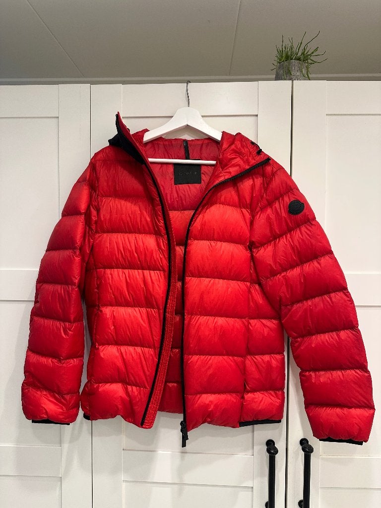 Moncler donsjas Size S/2, Kleding | Heren, Jassen | Winter, Moncler, Ophalen of Verzenden, Zo goed als nieuw, Rood