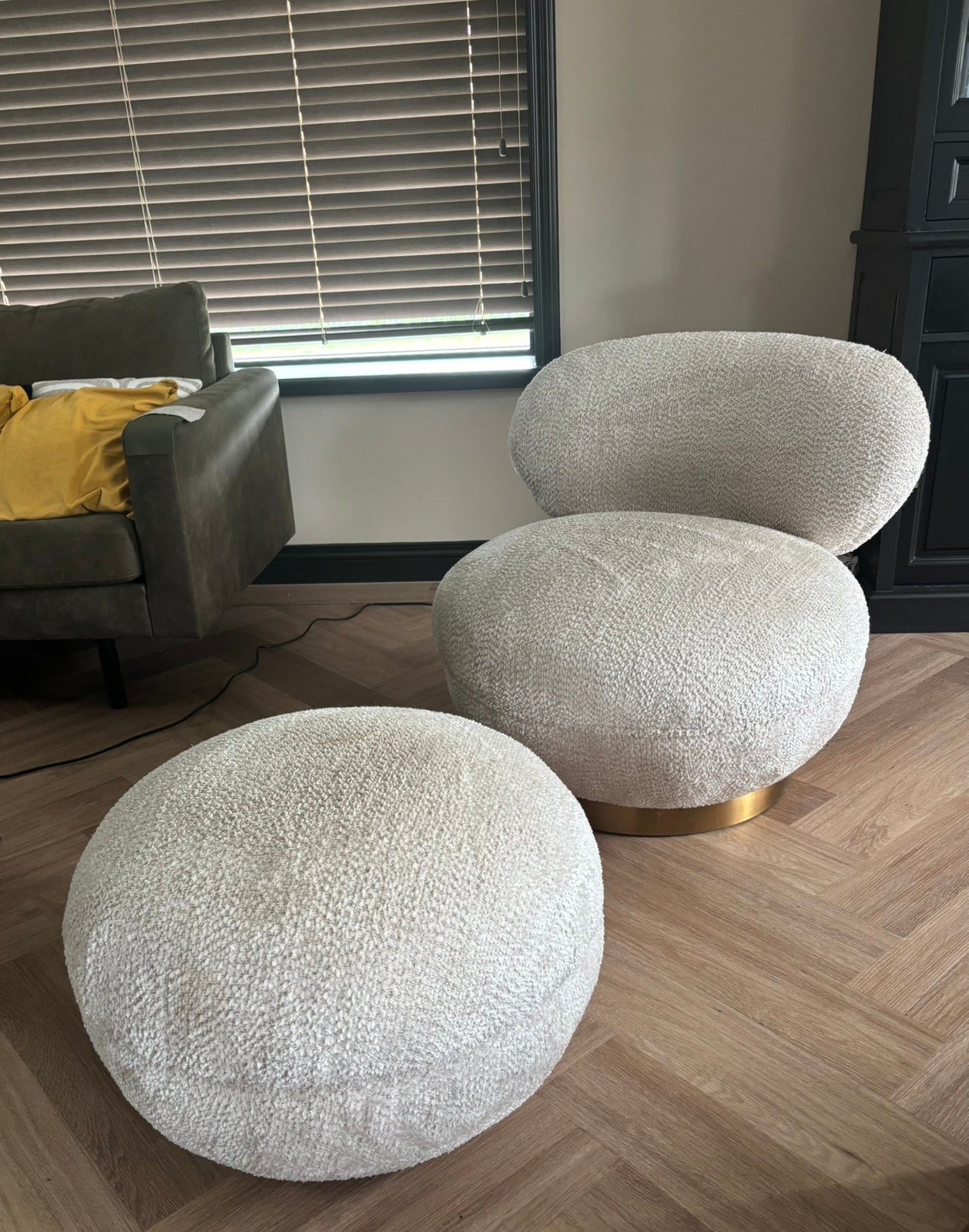 Richmond draaibare stoel met poef, jace lovely cream, Huis en Inrichting, Banken | Voetenbanken en Poefen, Ophalen, Richmond, Rond