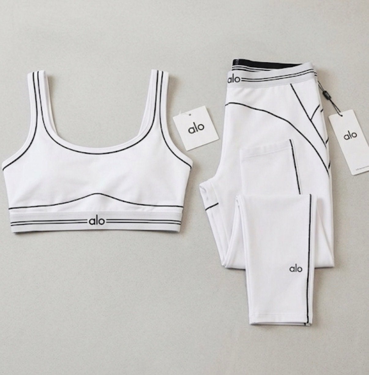Alo Yoga sport bh en legging set - Nieuw met kaartjes, Wit, Maat 42/44 (L), Nieuw, Ophalen of Verzenden