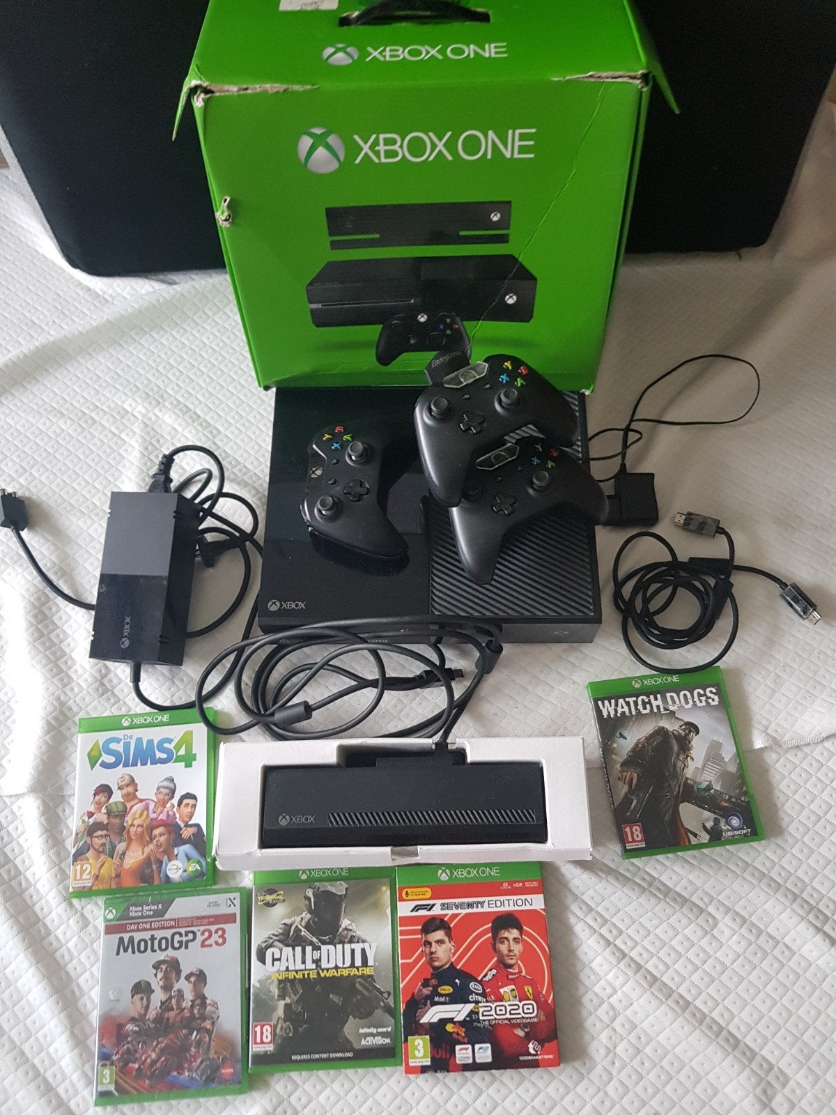 Xbox One 500gb met Kinect Sensor + 5 spellen + 3 controllers, Spelcomputers en Games, Spelcomputers | Xbox One, Zo goed als nieuw