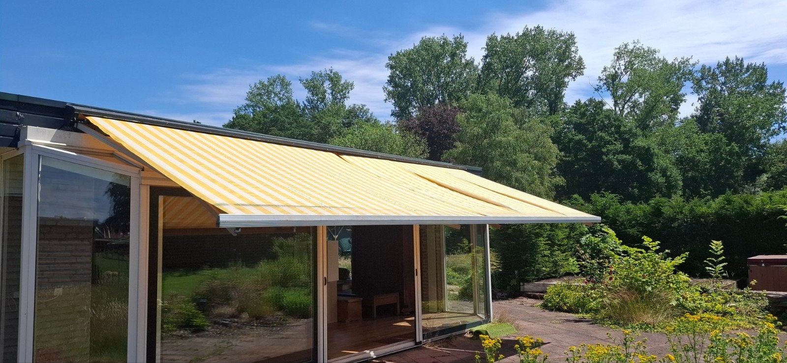Zonnescherm, Ophalen, Gebruikt, 450 cm of meer, Elektrisch