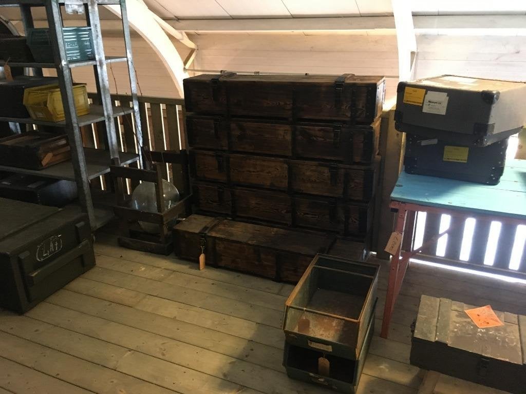 Foto 11 van Hele gave gebrande en geborstelde houten legerkisten