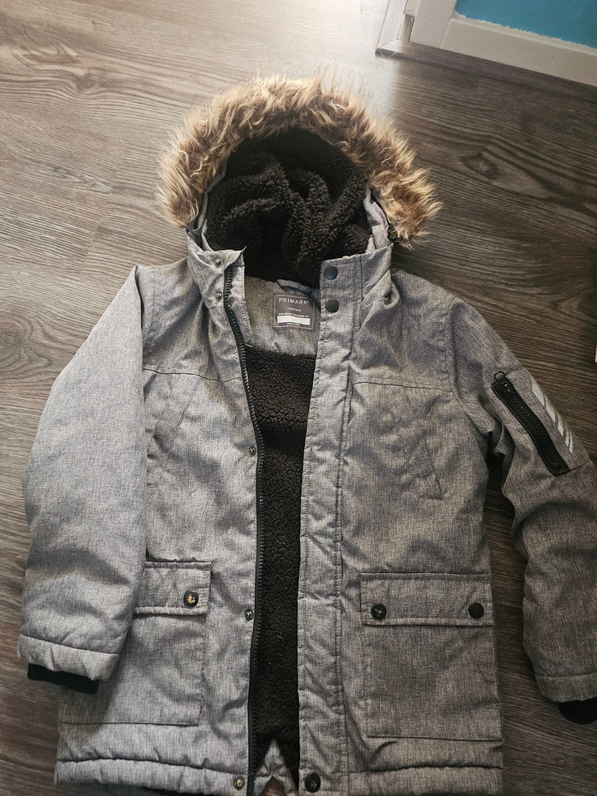 Primark winterjas met capuchon voor jongens, maat 128, Ophalen of Verzenden, Zo goed als nieuw, Primark, Jongen
