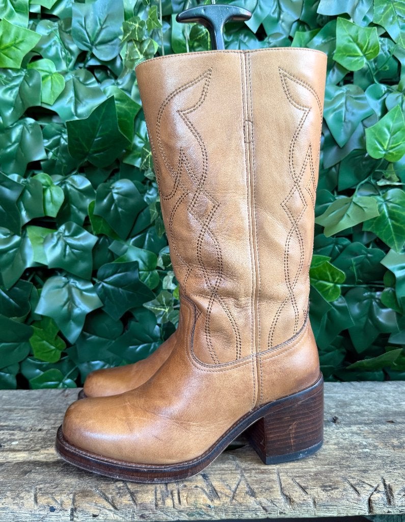 prachtige bijna Nieuwe blokhak Sendra laars maat 37, Kleding | Dames, Schoenen, Bruin, Nieuw, Ophalen of Verzenden, Sendra